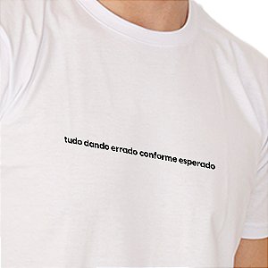 Camiseta Básica Tudo Dando Errado Conforme O Esperado - Branca