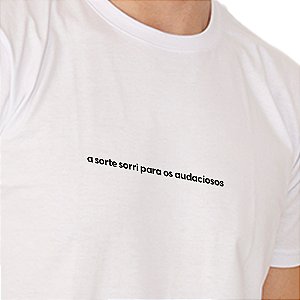 Camiseta Básica A Sorte Sorri Para Os Audaciosos - Branca