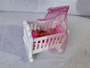 Boneca bebê articulada no berço balanço branco