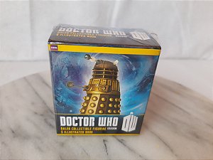 Miniatura de plástico de  Dalek do Dr who  BBC com livro ilustrado na caixa lacrada aprox 8 cm de altura