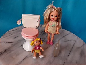 Boneca Kelly bottle mouth Mattel 1994, com vaso sanitário, boneca e mamadeira
