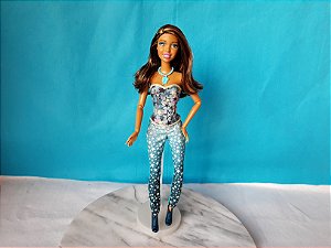 Barbie fashionista articulada Nikki Morena de calças compridas azul