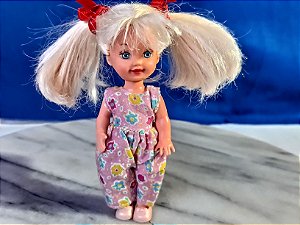 Anos 90 boneca Kelly, irmã da Barbie, com botão nas costas Mattel