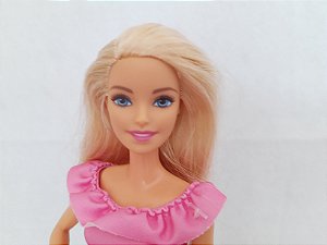 Barbie loura articulada também nos cotovelos e joelhos saia jeanss