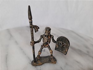 Miniatura de plástico esqueleto guerreiro com escudo e lança aprio. 6 cm