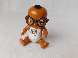 Mini boneco bebê moreno de óculos, Bebe secreto da marca Headstart, 6 cm de altura