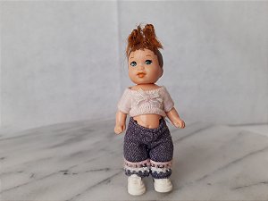 Boneca toddler de jeans, do vizinho da Barbie Happy Family   - Mattel  - 9 cm