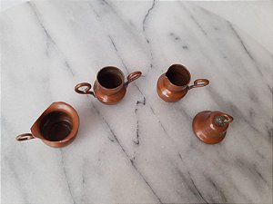 Miniatura de metal 3 jarras variadas e 1 sino cor de cobre  de 2, 5 e 3,5 cm altura