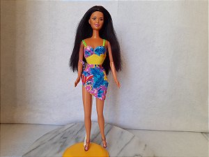 Boneca Kira com tatuagem, amiga da Barbie, butterfly art de 1998 Mattel