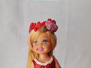 Boneca Kelly, irmã da Barbie, vestido vermelho e coroa de flores. 11 cm