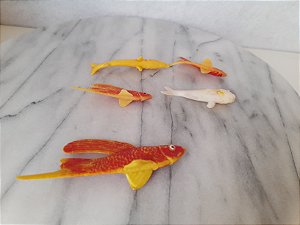 Anos 70 ou 80 Miniatura de plástico de peixe koi ou carpas entre 5,5 a 9 cm de comprimento