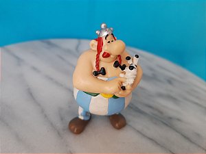Miniatura de vinil marca Plastoy de Obelix e seu cachorrinho idefix 7 cm usado