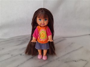Kelly cabelos castanho escuro bem longos ,saia jeans, irmã da Barbie, 12 cm Mattel, usada