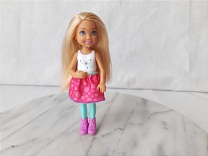 Boneca Chelsea coleção Barbie, saia rosa de bolas, usada   14 cm