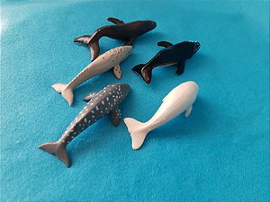 Miniaturas de vinil , 4 baleias Safari e 1 tubarão da SeaWorld, entre 6,5 cm e 8 cm de comprimento, usados