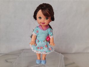 Boneca Kelly cabelos castanhos escuros, vestido azul celeste uma rosa na cintura , iirmã da Barbie ,  Mattel 11cm de altura