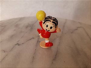 Miniatura de vinil estática com.base da Mônica jogadora de futebol.  5cm