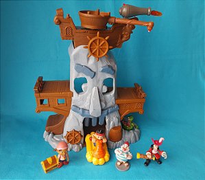 Jake e os piratas na rocha de aventura do capitão Gancho Disney