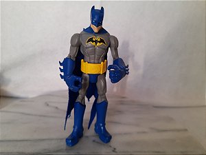 Figura de ação articulada do Batman de capa azul DC comics. 15 cm  Mattel 2011  R$ 30,00
