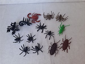 Miniatura de plástico lote  14 linsetos incluindo aranhas e escorpião, 4 a 6  cm de comprimento