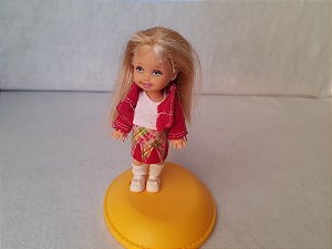 Boneca Kelly loura , irmã da Barbie, de jaqueta vermelha,  Mattel.