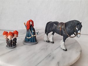 Miniatura de vinil Disney de Merida, seus irmãos trigêmeos e cavalo Angus do desenho  Valente