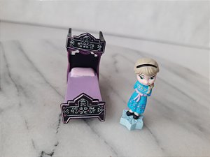 Miniatura Disney de vinill Elsa criança (3,5+0,5 cm) e cama real 4,5 cm comprimento do Frozen