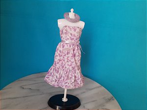 Acessórios para Barbie, vestido estampado lilás tomara que caia e babado na barra e uma caixinha lilás com brilho para cabelo