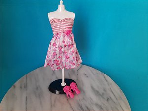 Acessórios para Barbie, vestido tomara que caia parte listras e parte estampa de rosas , com uma rosa na cintura e sandálias combinando