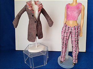 Casacão , blusa rosa, calças bouclé para bonecas  Barbie Fashion Fever