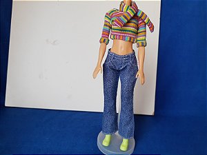Calças jeans e cropped top listrado com cachecol e botinhas cano.curto ,Barbie Fashion