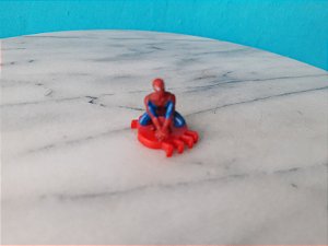 Miniatura de vinil estática de homem aranha sobre base vermelha formato de aranha 3 cm de altura