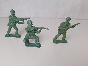 Figuras plástico / emborrachado soldados verdes com base 7,5 cm altura