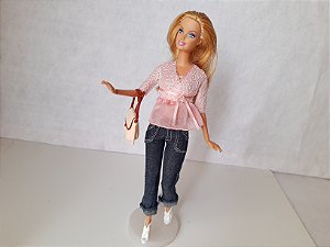 Barbie articulada (não no tornozelo) blusa rosa e jeans , usada
