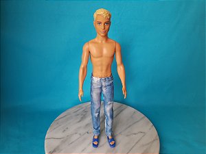 Boneco Ken fashionista de jeans sem camisa,  usado