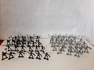 Figuras plásticas guerreiros romanos 25 pretos e 26 prateados