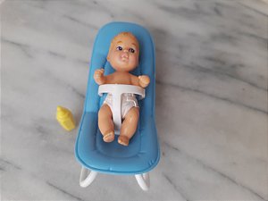 Bebe estática da Barbie Mattel na cadeira azul balancante, usado