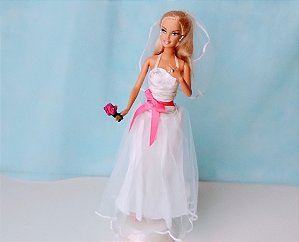 Barbie noiva 2009, buquê improvisado, usada