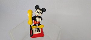 Miniatura Disney Mickey no telefone antigo , pintada a mão, Bullyland  ,anos 80, 6,5 cm