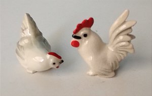 Miniatura bibelô porcelana casal galo e galinha