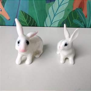 Miniatura bibelôs de porcelana coelhos brancos