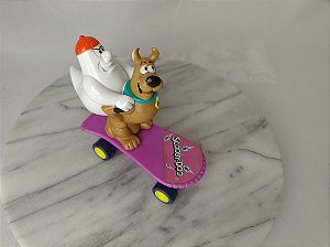 De 1996, Scooby Doo com fantasma branco mas costas , vinil 9,5 cm altura.no skateboard de traçao que não funciona
