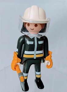 Playmobil boneca bombeira com machado usada