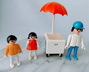 Playmobil Trol e Geobra, carrinho.de sorvete, guarda sol  improvisada