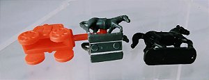 Miniatura plástico possível nano de carruagem com cavalos e um.cavalo.com base