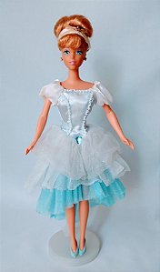 Boneca princesa Cinderela anos 90 vestido anos 2000 ,usada