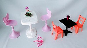 Mesa e cadeiras da Barbie  (2 jogos)  e alguns acessórios Mattel