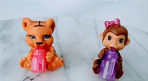 Filhotes de tigre e macaco com mamadeira, pets da Barbie veterinária