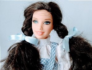 Barbie vestida  de Dorothy do mágico  de Oz, usada