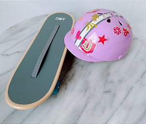 Skateboard e capacete da boneca  American Girl , usados